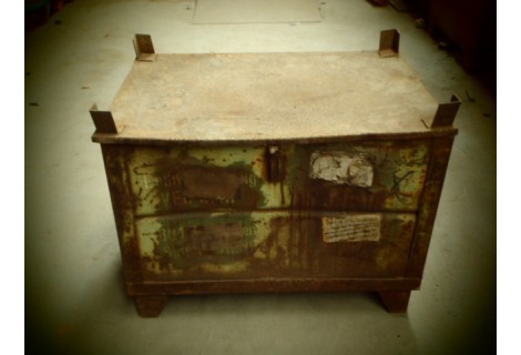 Stalen vintage magazijnbak plantenbak, bloembak 85 cm x 60 cm x 65 cm