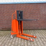 Elektrische stapelaar 12 volt 1 ton - Hefhoogte 102 cm. Gebruikt.