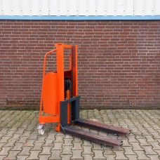 Elektrische stapelaar 12 volt 1 ton - Hefhoogte 102 cm. Gebruikt.