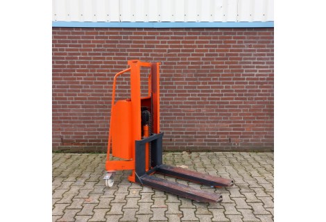 Elektrische stapelaar 12 volt 1 ton - Hefhoogte 102 cm. Gebruikt.