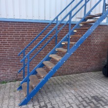 Stalen trap met hardhouten trede traptredes.hoogte cm. Gebruikt.
