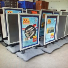 Verrijdbaar stoepbord op watertank. Gebruikt.