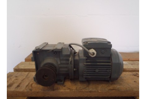 52 RPM  0,18 KW As 20 mm haaks SEW . USED